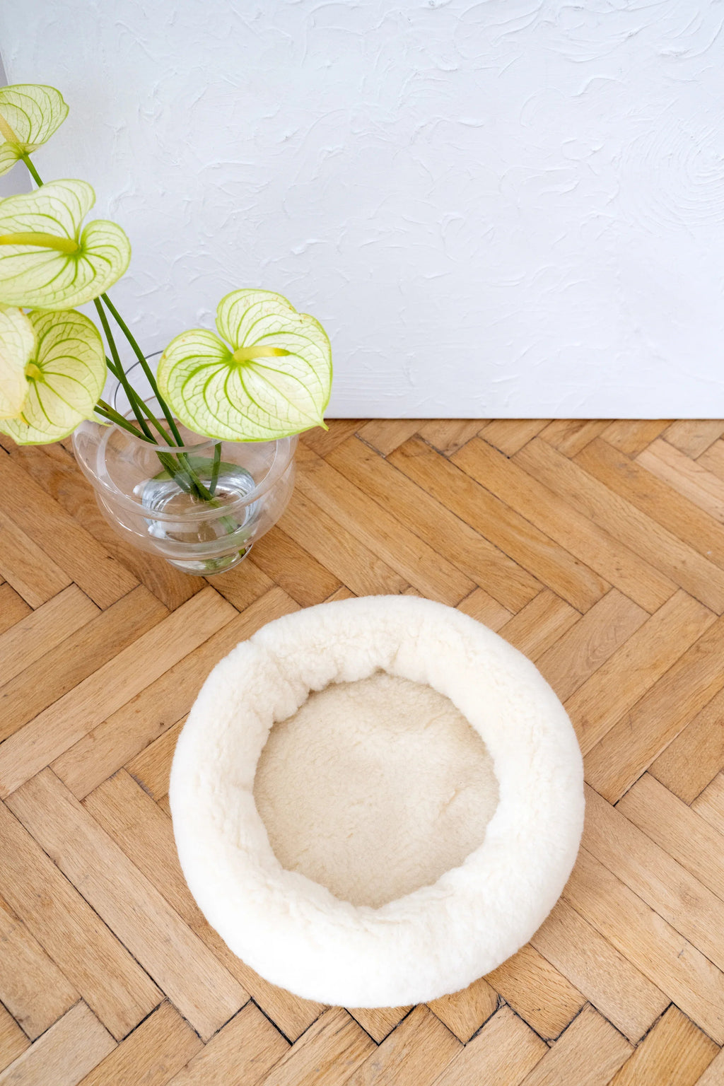 Round Natural Wool Pet Bed — White
